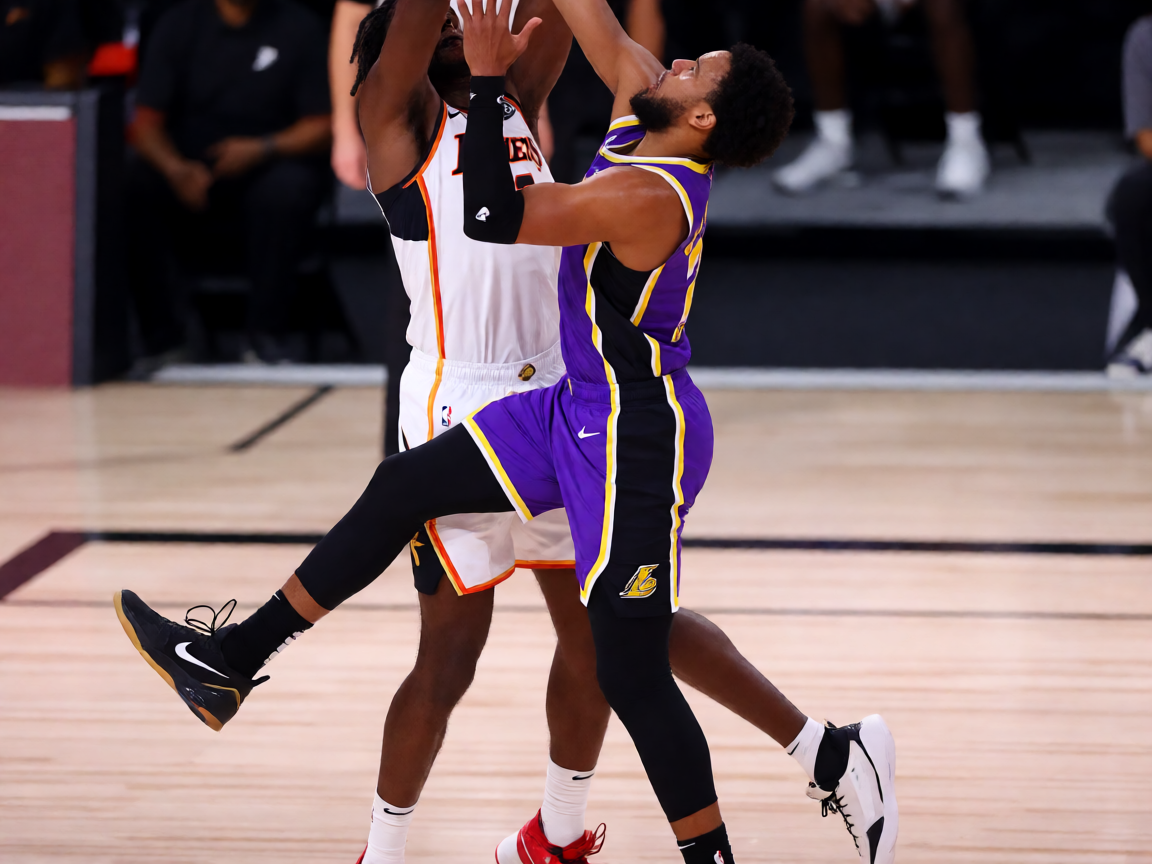 NBA比赛中球员激烈对抗的场景